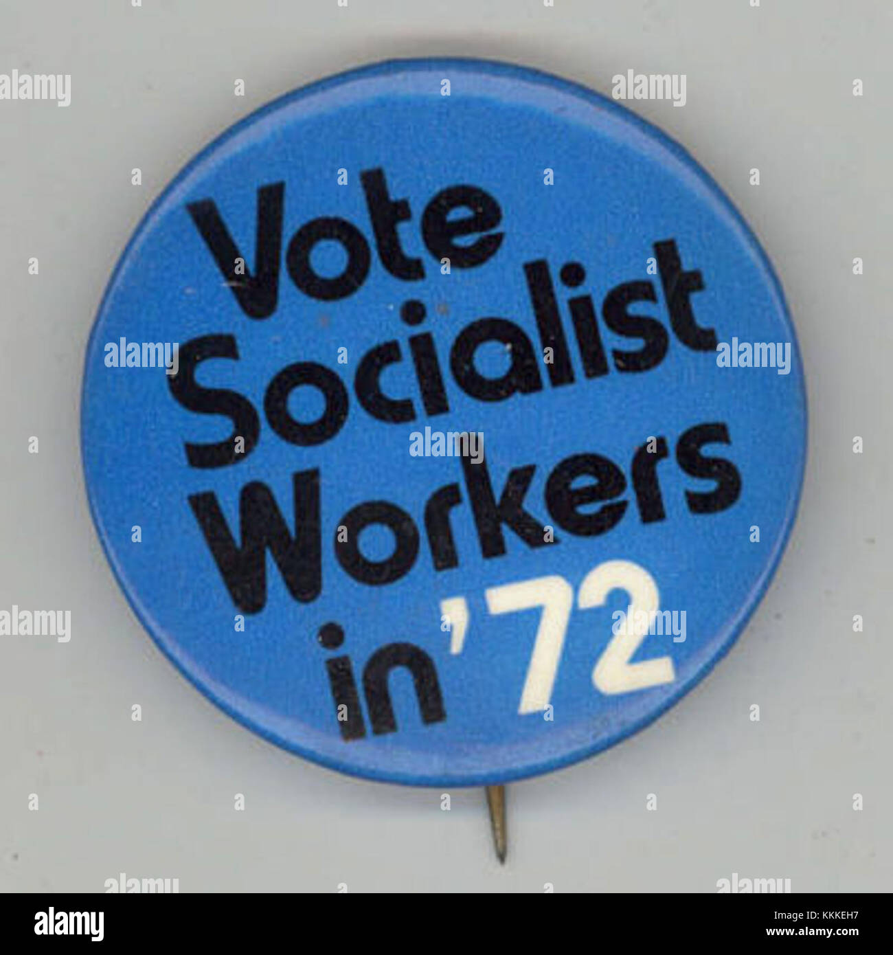 Die sozialistische Arbeiterkampagne Pin aus dem Jahr 1972 repräsentiert politischen Aktivismus der frühen 1970er Jahre Es dient als historisches Artefakt der sozialistischen Bewegung und hebt das politische Klima jener Zeit hervor. Stockfoto