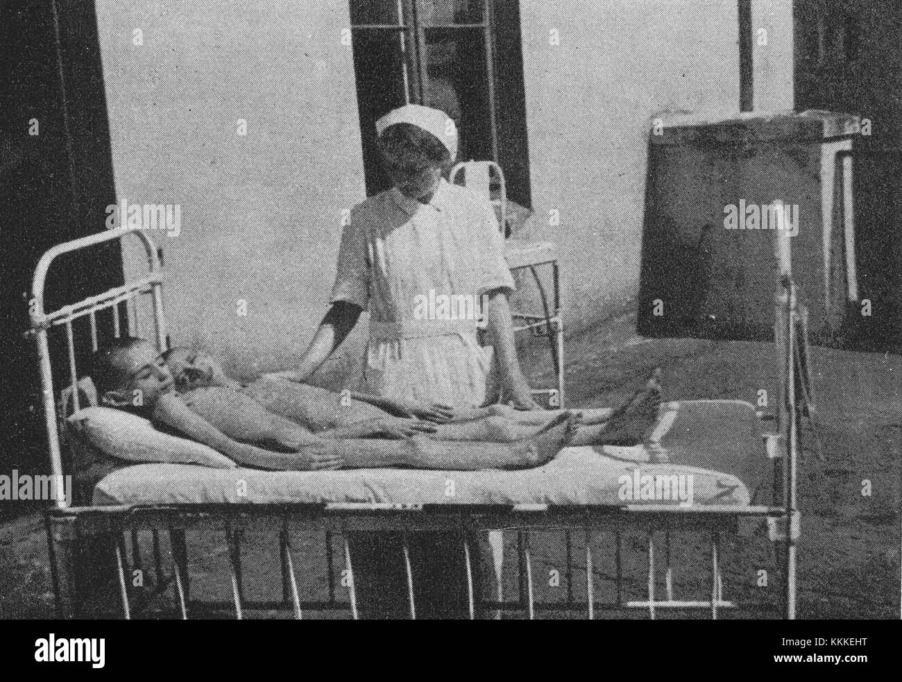 Diese Studie untersucht Hunger- und Hungersnot-bedingte Krankheiten, die 1942 im Warschauer Ghetto beobachtet wurden. Die klinische Forschung aus dieser Zeit zeigt die verheerenden Auswirkungen von Hunger und Krankheit unter extremen Bedingungen auf. Stockfoto