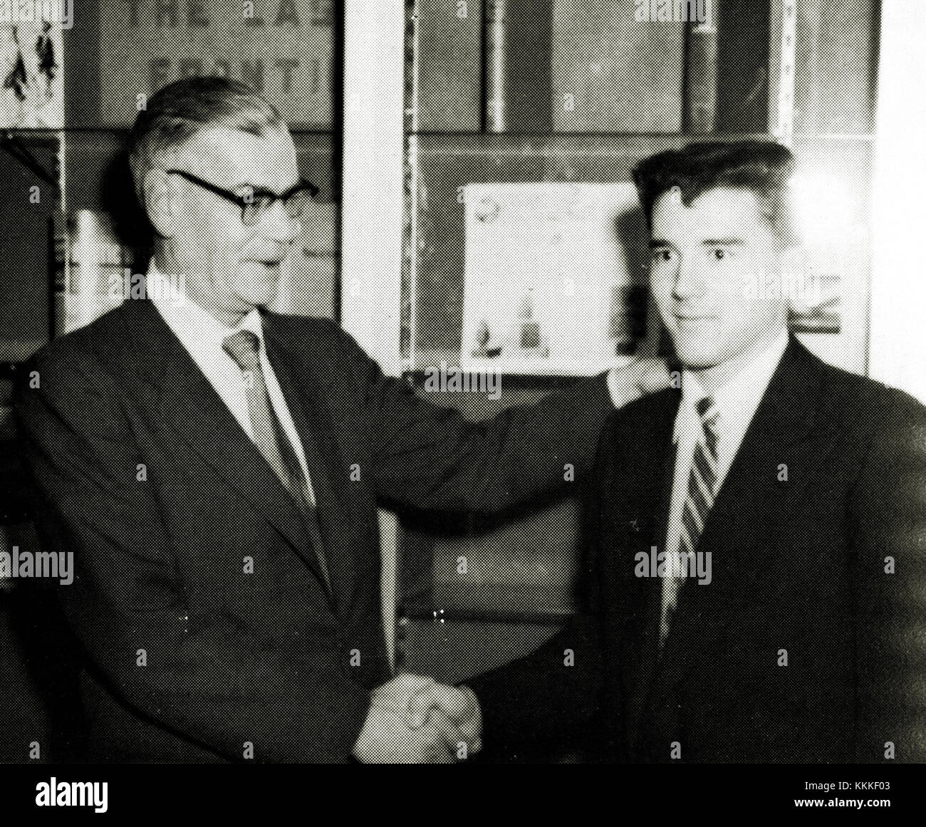 Bob Bartlett trifft den Präsidenten der Studentenschaft Andy Bachner, Lathrop High School, November 1959 Stockfoto