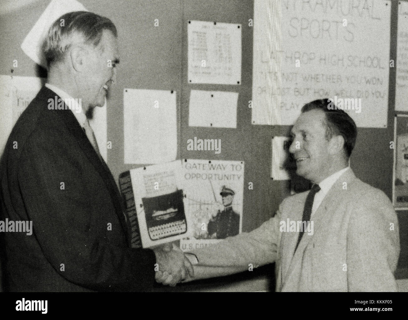 Stuart Symington trifft den Rektor J. Ellsworth McCarthy, Lathrop High School, November 1959 Stockfoto