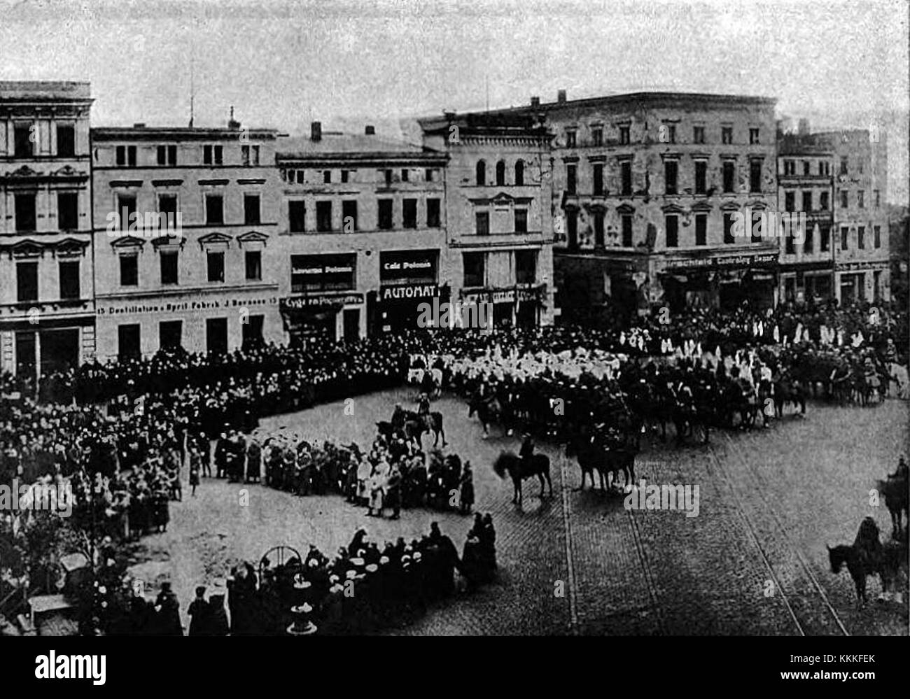Das 16. Großpolenregiment Uhlan wurde am 25. November 1920 in Bydgoszcz begrüßt, was einen bedeutenden Moment in der polnischen Militärgeschichte darstellt. Das Regiment spielte eine Schlüsselrolle im Polnisch-sowjetischen Krieg. Stockfoto