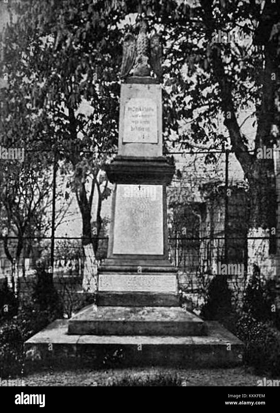 Das Denkmal für die gefallenen Soldaten des 16. Großpolens-Uhlan-Regiments erinnert an Soldaten, die während der polnischen Feldzüge im Dienst starben. Sie wurde vor 1934 errichtet und ehrt ihre Tapferkeit und ihr Opfer. Stockfoto