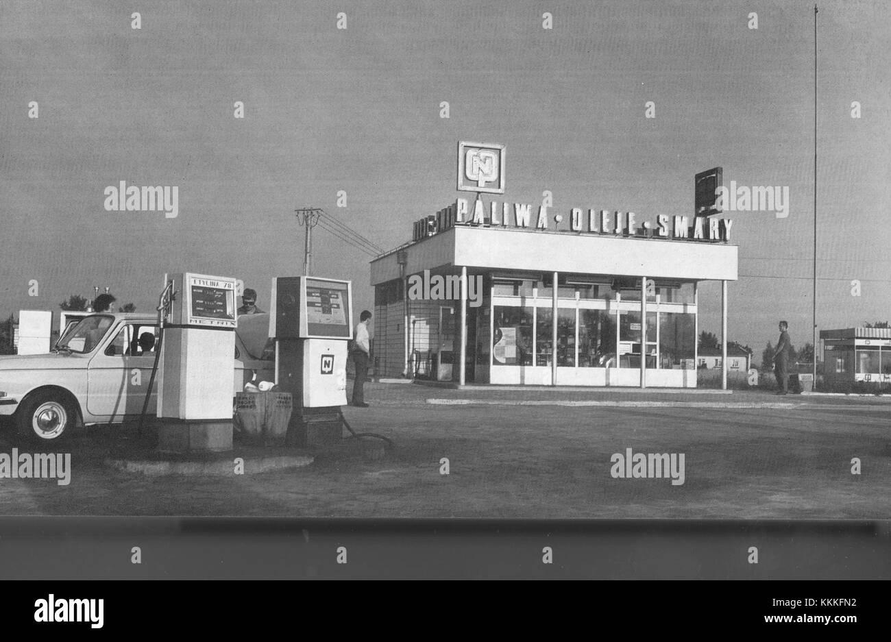 Ein Foto aus den 1970er Jahren des CPN-Bahnhofs in Modlin, Polen, das die Architektur und Landschaft des Bahnhofs während dieser Zeit zeigt. CPN war damals das staatliche Kraftstoffunternehmen in Polen. Stockfoto