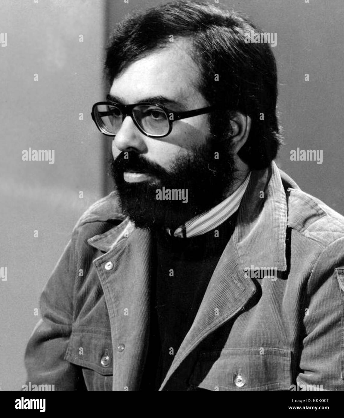 Dieses Bild zeigt wahrscheinlich ein abgeschnittenes Foto von Francis Ford Coppola, einem ikonischen amerikanischen Filmemacher, der für seine Arbeit in den 1970er Jahren bekannt ist 1976 war Coppola auf dem Höhepunkt seiner Karriere, mit Filmen wie „der Pate“, die sein Erbe festigten. Stockfoto