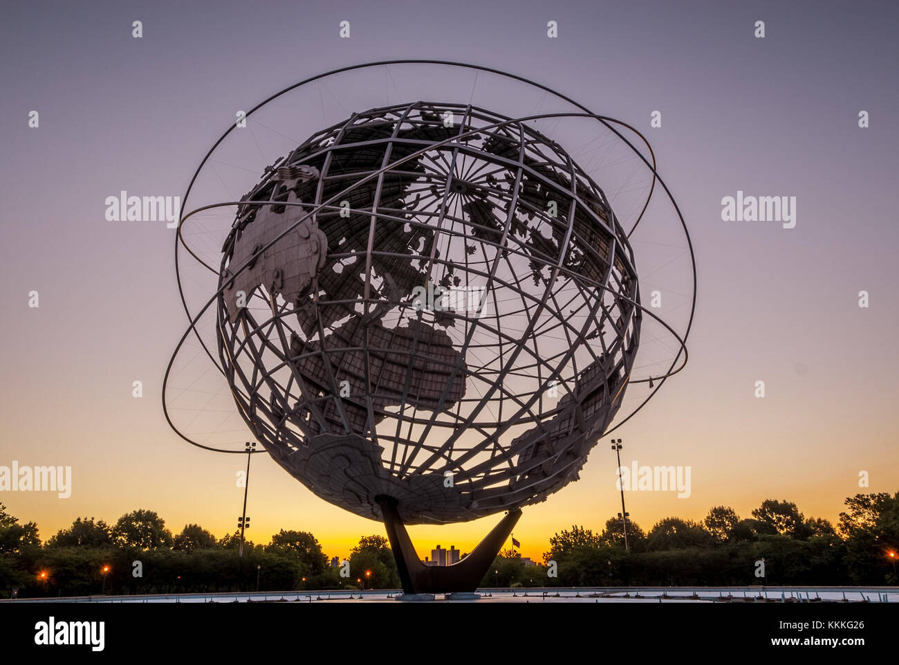 Die Unisphere ist eine riesige Stahlkugel im Corona Park Flushing Meadowsâ, New York. Sie wurde für die New Yorker Weltausstellung 1964â€“65 gebaut und symbolisiert die globale Einheit. Das Gebäude ist ein ikonisches Wahrzeichen in Queens und repräsentiert sowohl das Thema der Messe als auch eine Vision für die Zukunft. Stockfoto