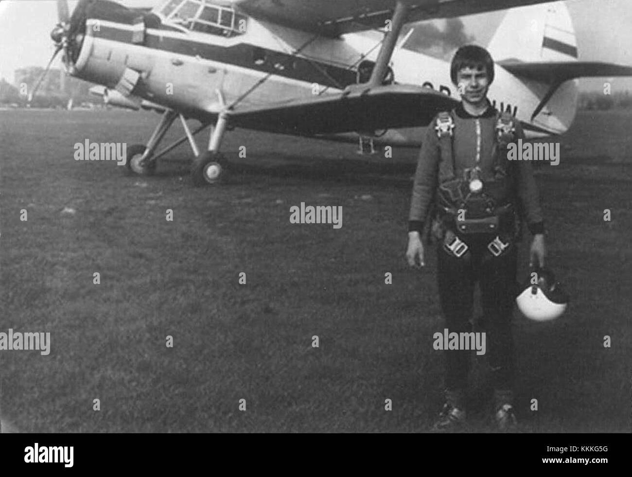 Ein Porträt von Grzegorz Banasiak, der vor einem an-2-Flugzeug steht. Das Bild zeigt die Verbindung des Flugzeugs und Banasiaks zur Luftfahrt. Stockfoto