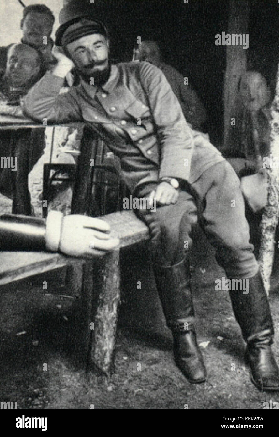 Edward Rydz-ÅšmigÅ‚y, ein prominenter polnischer Militärführer, wird in seinem Hauptquartier an der Frontlinie gezeigt. Dieses Bild spiegelt seine Rolle in der militärischen Führung während des Krieges wider. Stockfoto