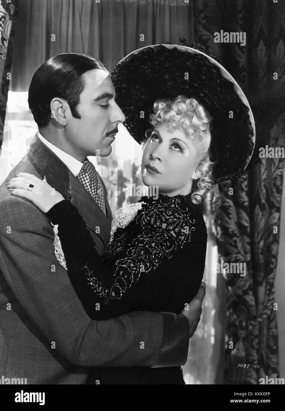 My Little Chickadee ist eine US-amerikanische Drehbuchkomödie aus dem Jahr 1940 mit Mae West und W.C. Fields in den Hauptrollen. Der Film spielt im Wilden Westen und zeigt die komödiantischen Mätzchen der beiden Leads, die sich durch eine Reihe humorvoller Situationen bewegen. Stockfoto