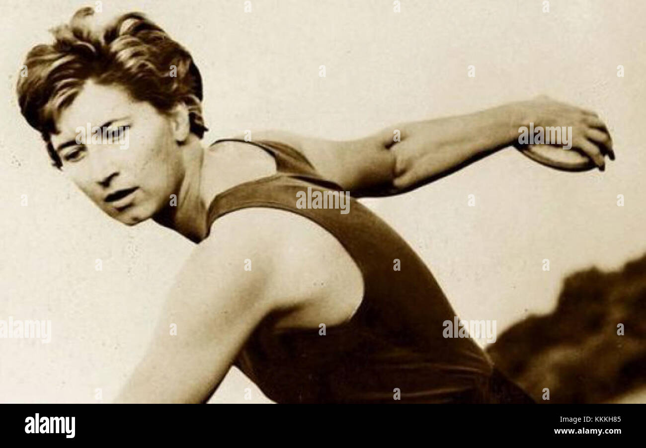 Lia Manoliu war eine rumänische Diskuswerferin, die für ihre beeindruckende sportliche Karriere im Leichtathletik-Bereich bekannt ist. Sie gilt als eine der besten weiblichen Diskuswerferinnen aller Zeiten, nachdem sie mehrere Olympische Medaillen gewonnen hatte, darunter 1968 Gold. Ihre Leistungen trugen wesentlich zur rumänischen Leichtathletik bei, und ihr Vermächtnis im Sport inspiriert auch weiterhin zukünftige Generationen von Athleten. Stockfoto