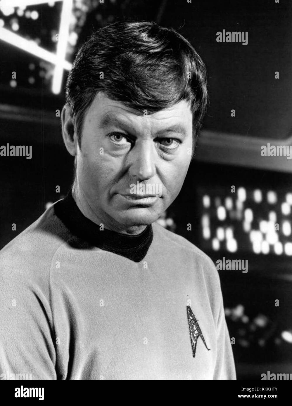 DeForest Kelley ist bekannt für die Darstellung von Dr. Leonard McCoy in der legendären Star Trek-Serie. Sein Charakter wurde ein wichtiger Teil der Crew, indem er medizinische Expertise und emotionale Tiefe in die Science-Fiction-Erzählung der Show einbrachte. Stockfoto