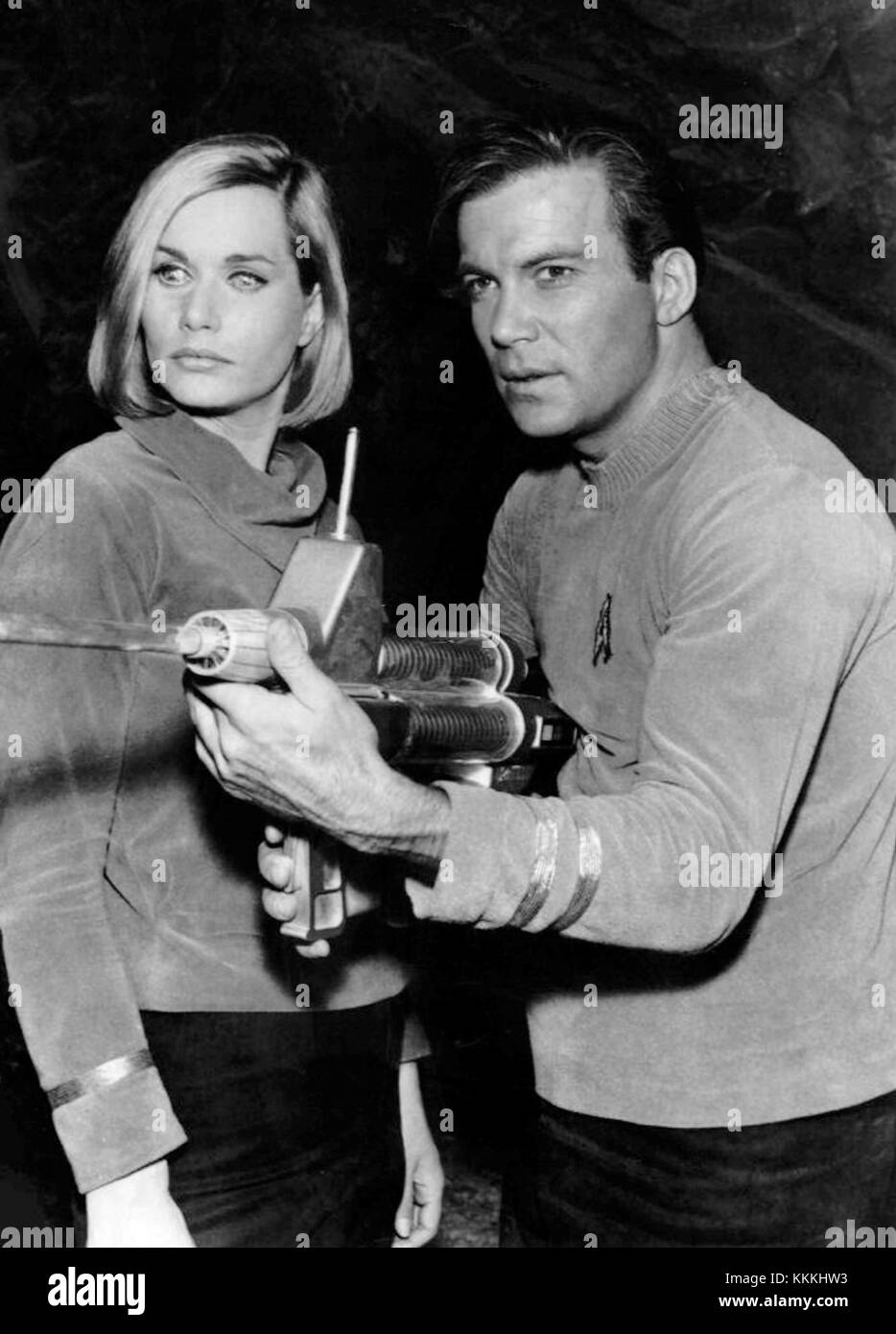 William Shatner und Sally Kellerman, zwei bekannte Schauspieler, erscheinen zusammen in einem Werbebild aus der Star Trek-Serie von 1966. Shatner spielte Captain James T. Kirk, Kellerman trat als Dr. Elizabeth Dehner auf. Stockfoto