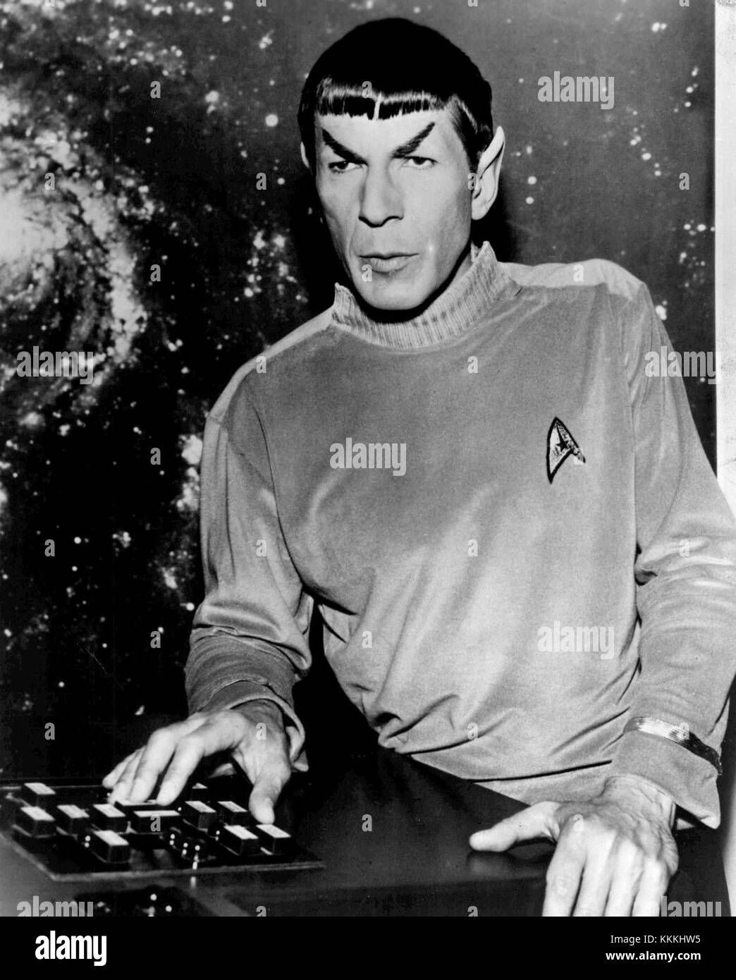 Dieses ikonische Bild zeigt Leonard Nimoy als Spock aus der berühmten Fernsehserie Star Trek aus dem Jahr 1966. Spock ist bekannt für seinen logischen Verstand, seine spitzen Ohren und seinen einprägsamen Satz „lebe lang und prosper“. Nimoys Darstellung der Figur machte Spock zu einer der beständigsten Figuren von Science Fiction. Stockfoto