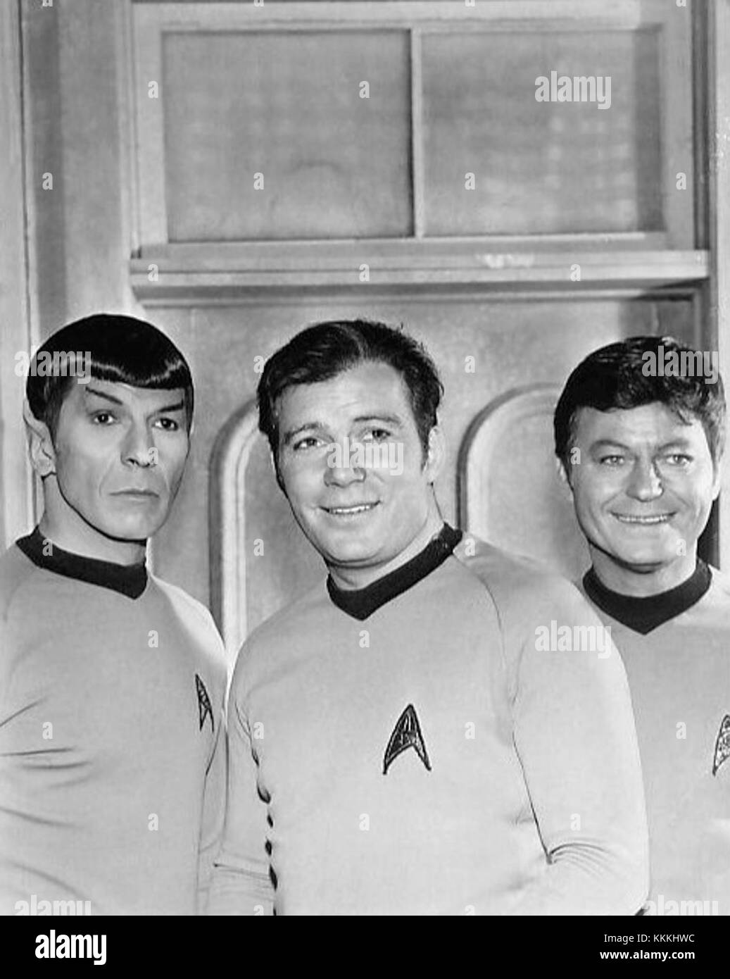 Ein Foto von der Star Trek Convention 1969 mit den Schauspielern Leonard Nimoy (Spock), William Shatner (Kirk) und DeForest Kelley (McCoy), das einen Moment der Kameradschaft unter den ursprünglichen Besetzungsmitgliedern der Serie einfängt. Stockfoto