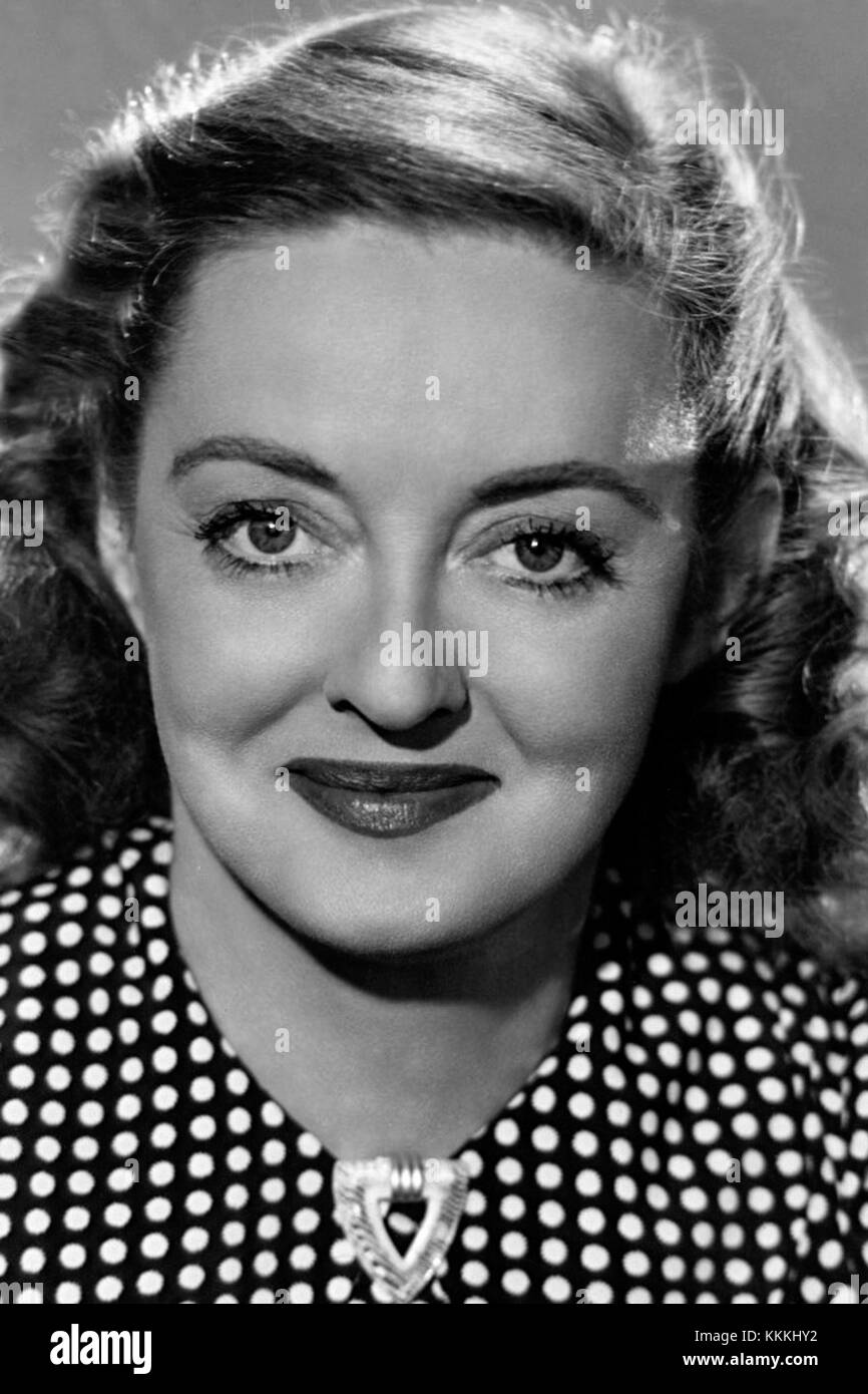 Ein Porträt der berühmten amerikanischen Schauspielerin Bette Davis. Bekannt für ihre dynamischen Auftritte in klassischen Filmen, war Davis eine der prominentesten Schauspielerinnen des Goldenen Zeitalters Hollywoods. Stockfoto