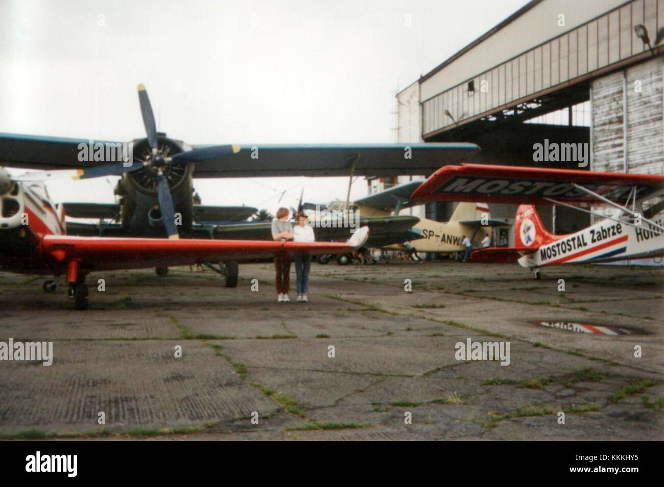 Foto des Flugzeugs Antonov an-2, eines sowjetischen Doppeldeckers, der stillgelegt oder gelagert wird. Stockfoto