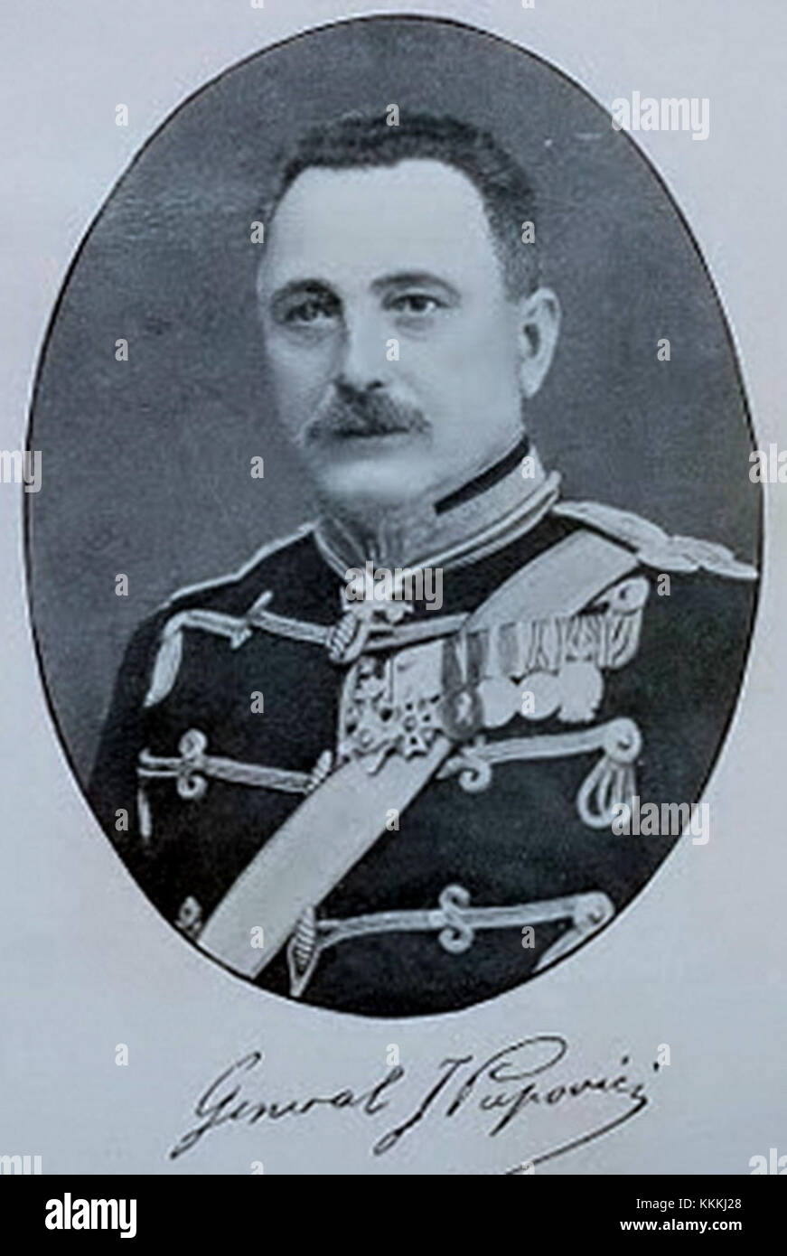 Diese Fotografie aus dem Jahr 1913 zeigt General Ioan Popovici, der seine Rolle in der militärischen Führung während seiner Zeit hervorhebt und historische Ereignisse und Militärgeschichte reflektiert. Stockfoto