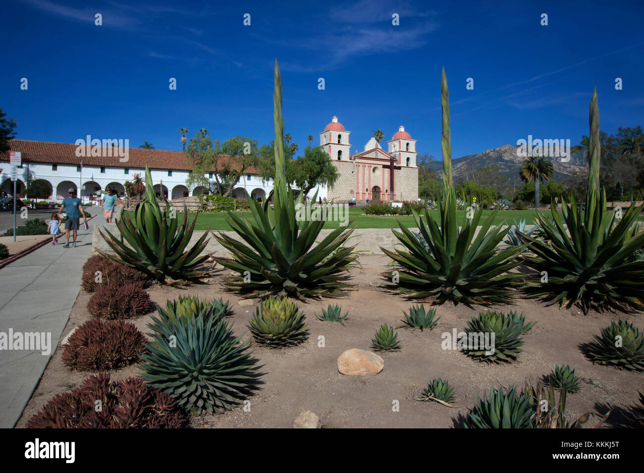 Besucher an der Mission Santa Barbara, CA Stockfoto