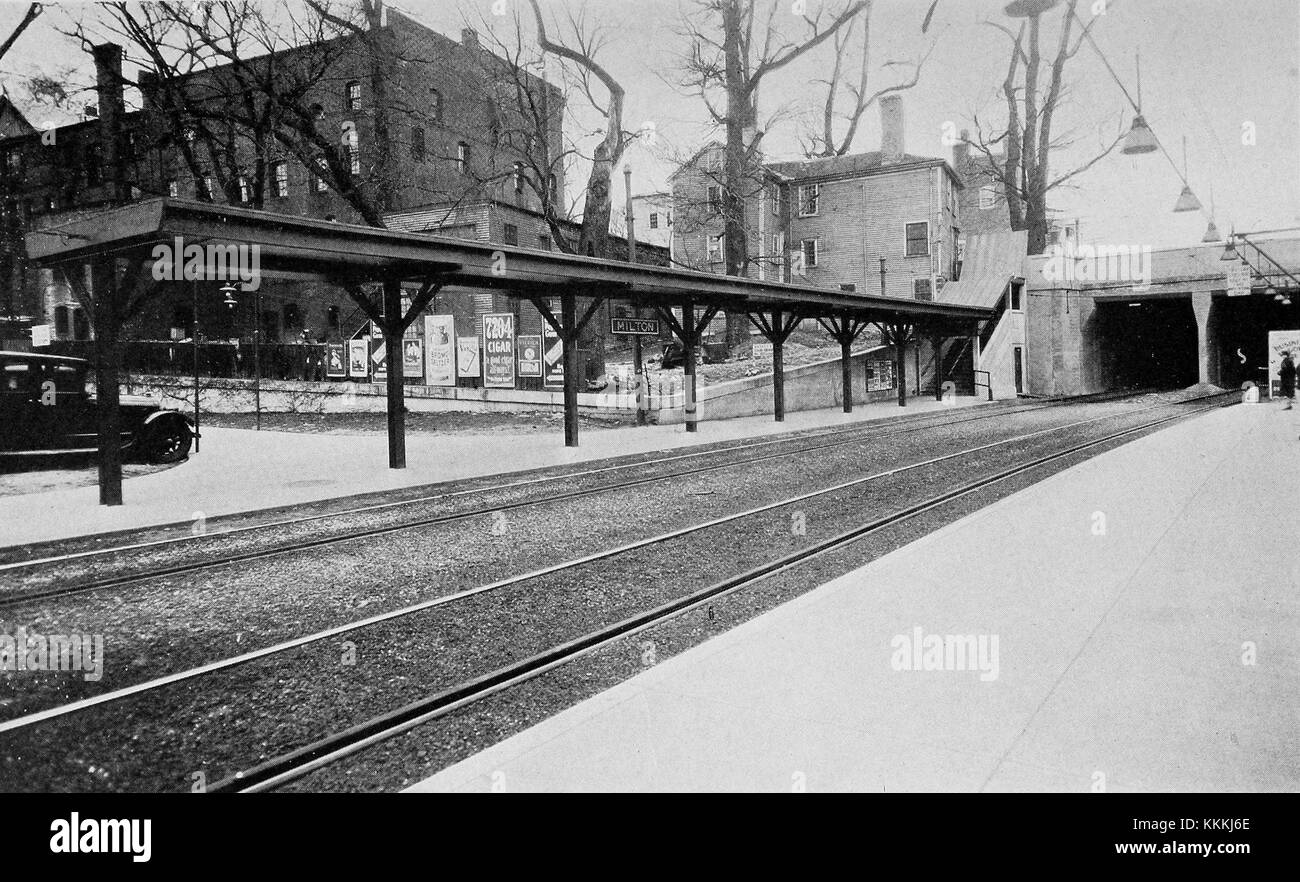 Der Bahnhof Milton, der 1930 neu gestaltet wurde, verfügt über ein neues Vordach, das als wichtiges architektonisches Element dient und dem Verkehrsknotenpunkt sowohl Funktion als auch Ästhetik verleiht. Das Vordach ist ein bemerkenswertes Beispiel für die Bahnhofsgestaltung des frühen 20. Jahrhunderts. Stockfoto