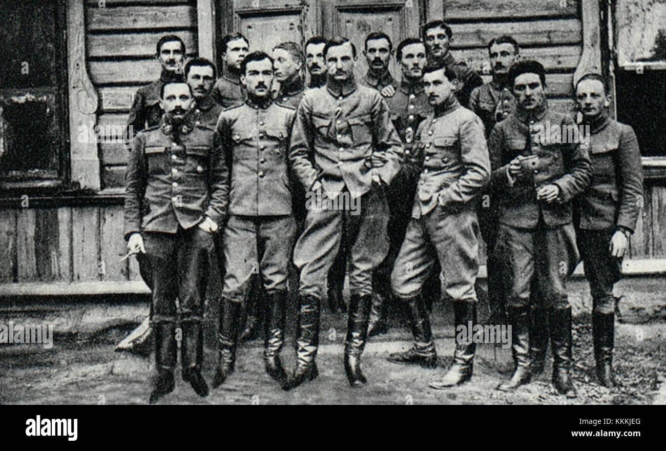 Das Bild zeigt eine Gruppe von Offizieren des 6. Bataillons, 1. Brigade der Polnischen Legionen, fotografiert 1916. Sie sind in Militärkleidung dargestellt, die die polnische Militärgeschichte während des Ersten Weltkriegs repräsentiert Stockfoto