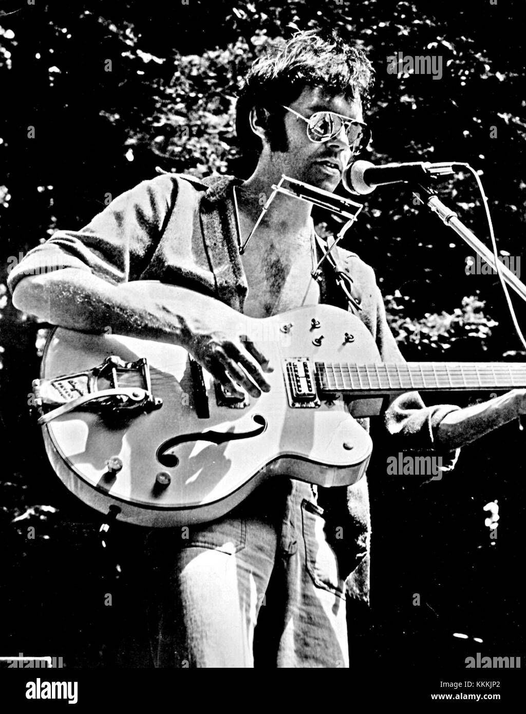 Neil Young, der kanadisch-amerikanische Singer-Songwriter, erlangte in den 1960er und 1970er Jahren mit seiner unverwechselbaren Mischung aus Folk-Rock und Country-Musik Berühmtheit. Dieses frühe Werbebild spiegelt seinen Einfluss auf die Musikkultur wider. Stockfoto