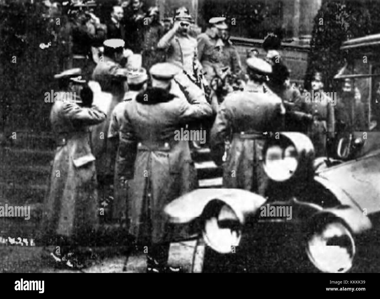 Dieses Bild zeigt Józef Piłsudski, einen prominenten polnischen Staatsmann, vor dem Rathaus (Ratusz) in Poznań, Polen. Piłsudski spielte eine Schlüsselrolle bei der Wiederherstellung der Unabhängigkeit Polens im frühen 20. Jahrhundert. Stockfoto