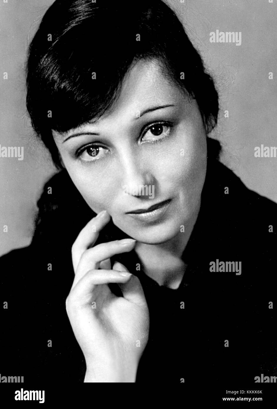 Luise Rainer war eine österreichisch-amerikanische Schauspielerin, die 1936 und 1937 den Back-to-Back Academy Award als beste Schauspielerin gewann. Ihre Rolle in „der große Ziegler“ und „die gute Erde“ erlangte ihr Anerkennung. Bekannt für ihre emotionale Reichweite und ihre dramatischen Auftritte, war Rainers Karriere in Hollywood kurz, aber bedeutend, wobei ihre Beiträge in der Filmindustrie immer noch in Erinnerung bleiben. Stockfoto