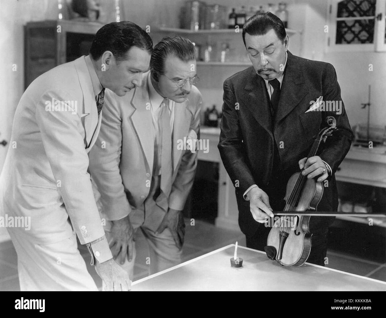 Eine Publicity aus dem Film *Charlie Chan in Egypt* aus dem Jahr 1935, der den berühmten fiktiven Detektiv Charlie Chan in einer ikonischen Szene aus dem Film zeigt. Stockfoto