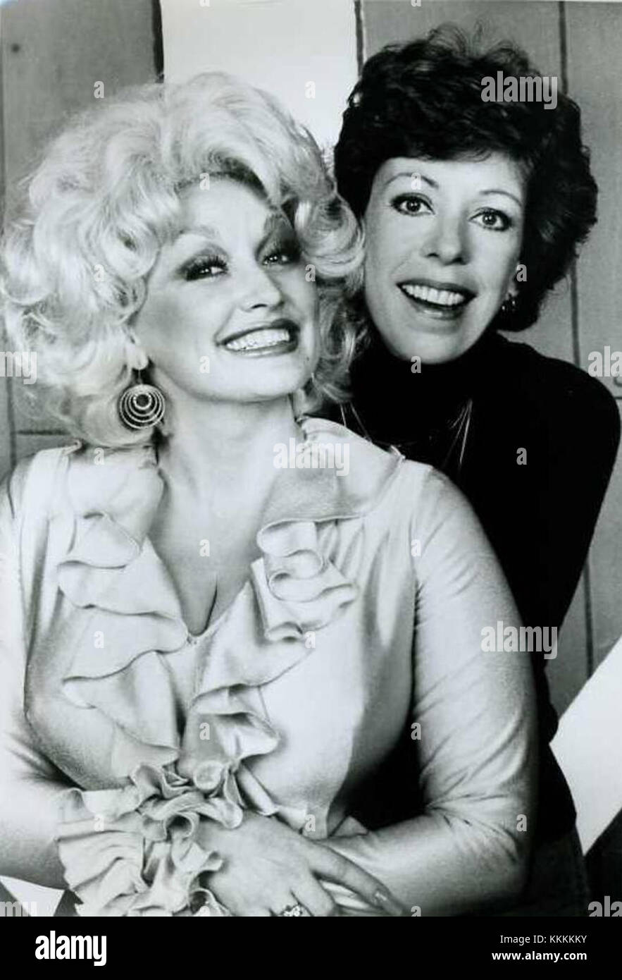 Dolly Parton und Carol Burnett, zwei bekannte Persönlichkeiten der amerikanischen Unterhaltung, sind bekannt für ihre langjährige Freundschaft und Zusammenarbeit bei TV- und Filmprojekten. Stockfoto
