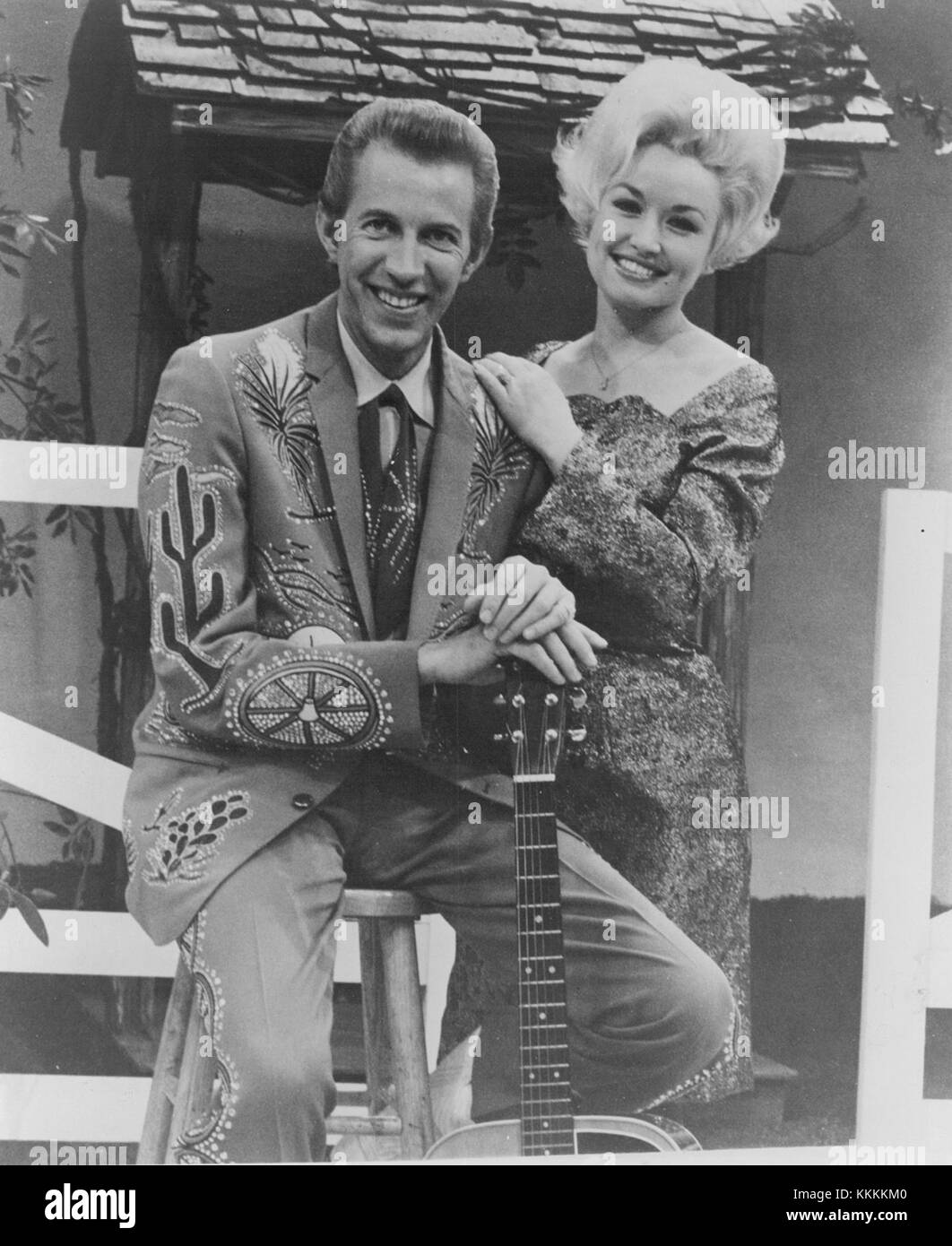 Ein Bild der Country-Musik-Ikonen Porter Wagoner und Dolly Parton, die zusammen aufgenommen wurden und ihre Zusammenarbeit in der Country-Musik-Branche zeigen. Stockfoto