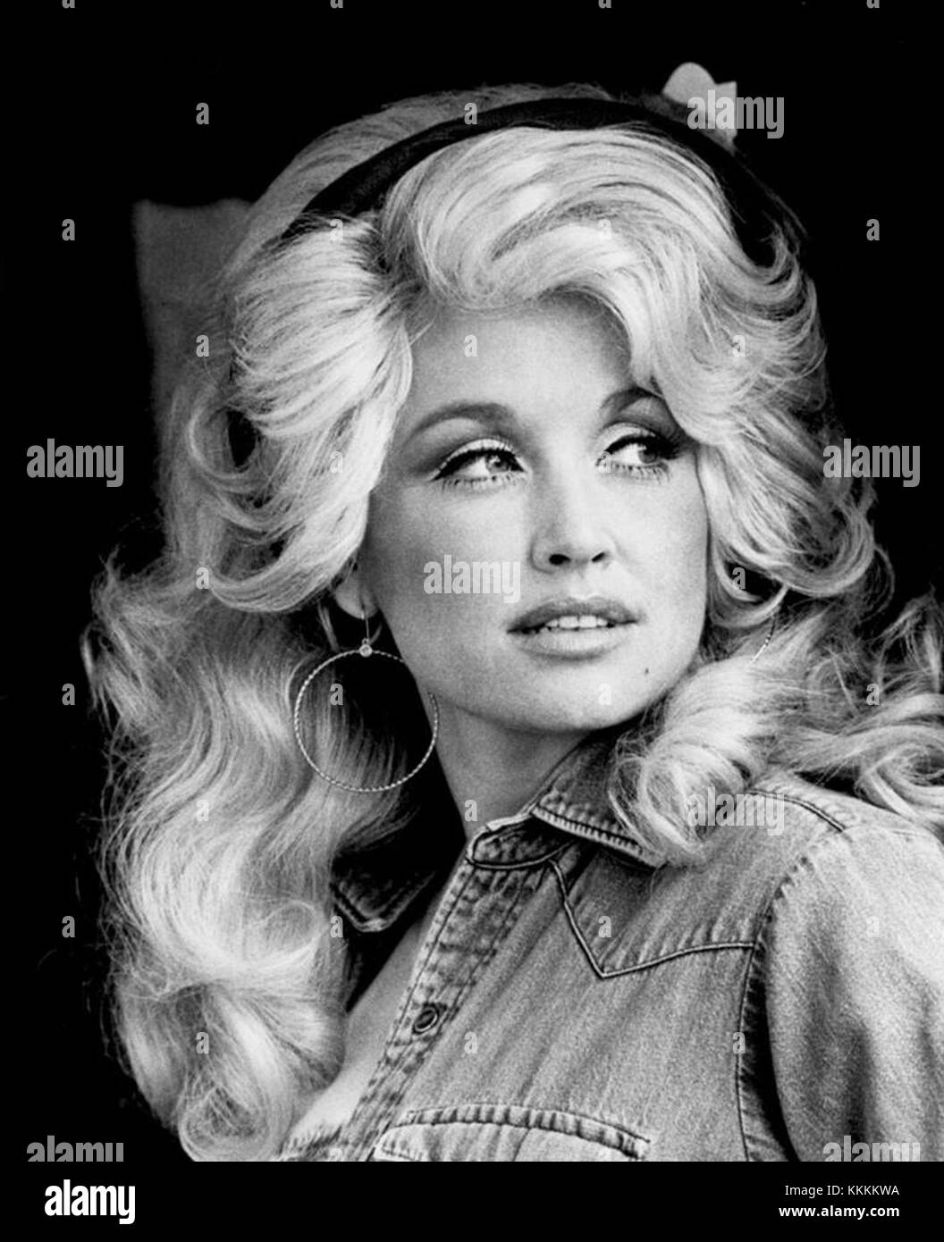 Dieser Titel bezieht sich auf ein Bild oder eine Darstellung von Dolly Parton in ihren jüngeren Jahren und unterstreicht ihre frühe Karriere als amerikanische Sängerin, Songwriterin und Schauspielerin. Stockfoto