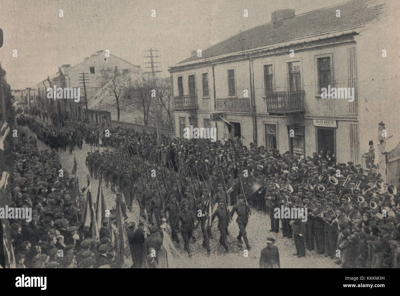 Diese Parade ist Teil der Feierlichkeiten zum Namenstag von Marschall PiÅ‚sudski in Lipno, Polen, wo eine militärische Prozession von Mitgliedern des ZwiÄ… zek Strzelecki (Schützenvereinigung) stattfindet. Sie spiegelt die polnische Tradition der Ehrung nationaler Persönlichkeiten wider und zeigt die militärische Disziplin und zeremonielle Praktiken. Stockfoto