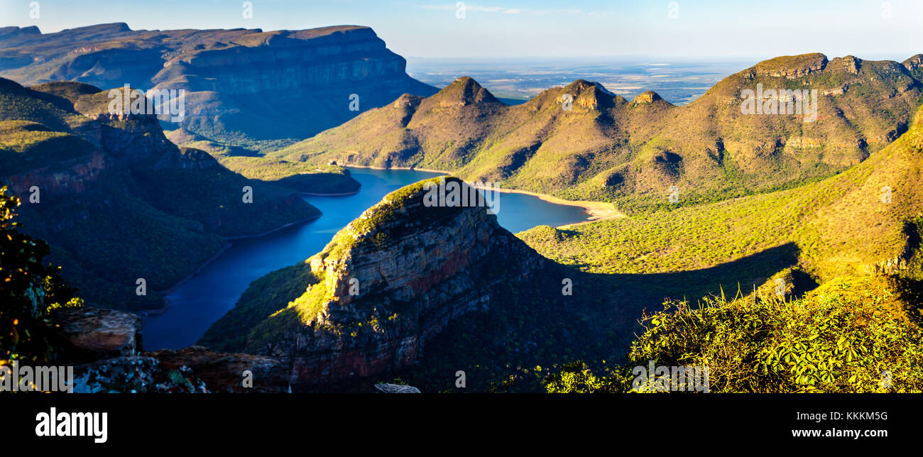Panorama der Sonneneinstrahlung über den Blyde River Dam und Blyde River Canyon vom Aussichtspunkt Three Rondavels auf der Panorama Route in Südafrika Stockfoto