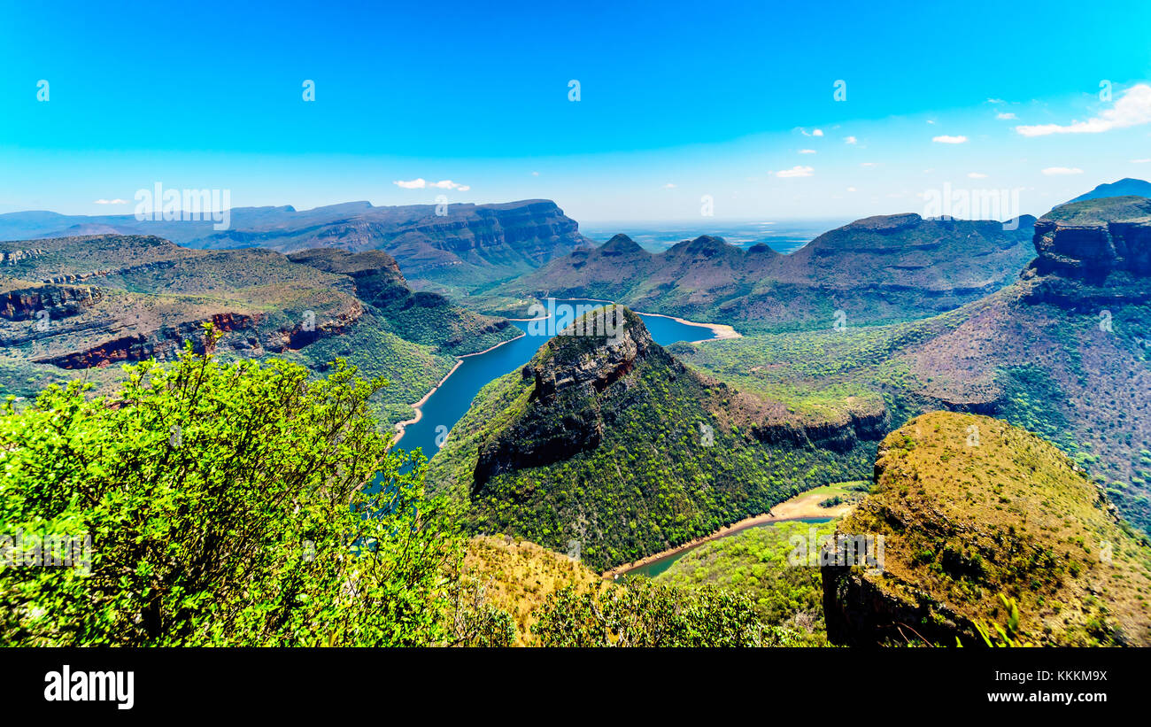 Blick auf den Blyde River Dam und den Blyde River Canyon vom Aussichtspunkt Three Rondavels auf der Panorama Route in der südafrikanischen Provinz Mpumalanga Stockfoto