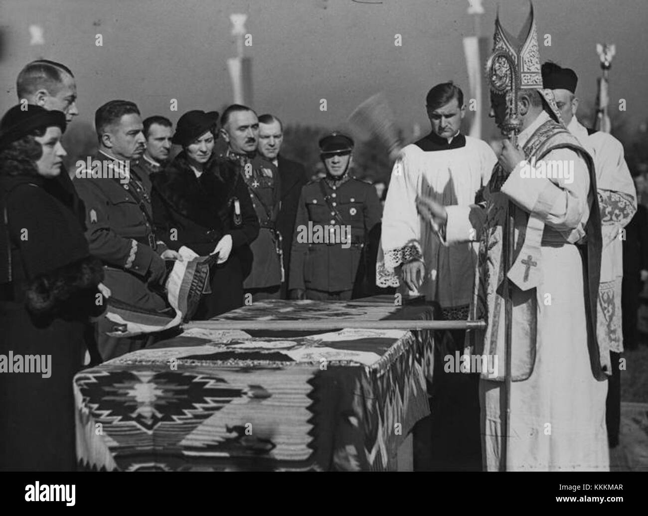 Diese Veranstaltung in Warschau, Polen, markiert die Einweihung und Präsentation einer neuen Flagge für die lokale Organisation ZS Powiat. Es beleuchtet die Traditionen und historischen Zeremonien der regionâ. Stockfoto