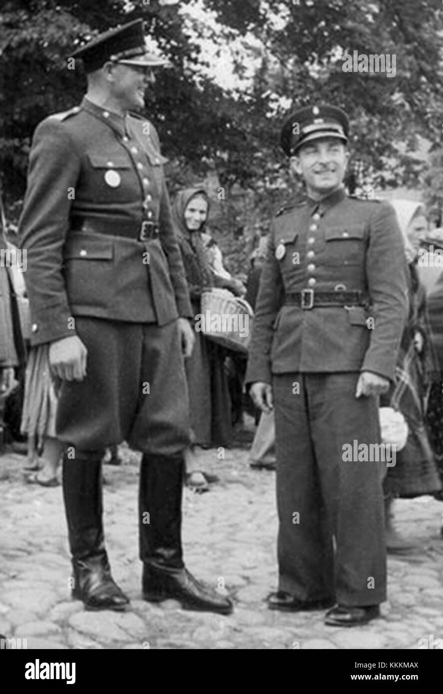 Dieses Bild mit dem Titel „Blauer Polizist“ zeigt einen Polizisten in einer markanten blauen Uniform, der die Rolle der Strafverfolgungsbehörden in der modernen Gesellschaft und ihre visuelle Darstellung in der Fotografie unterstreicht. Stockfoto