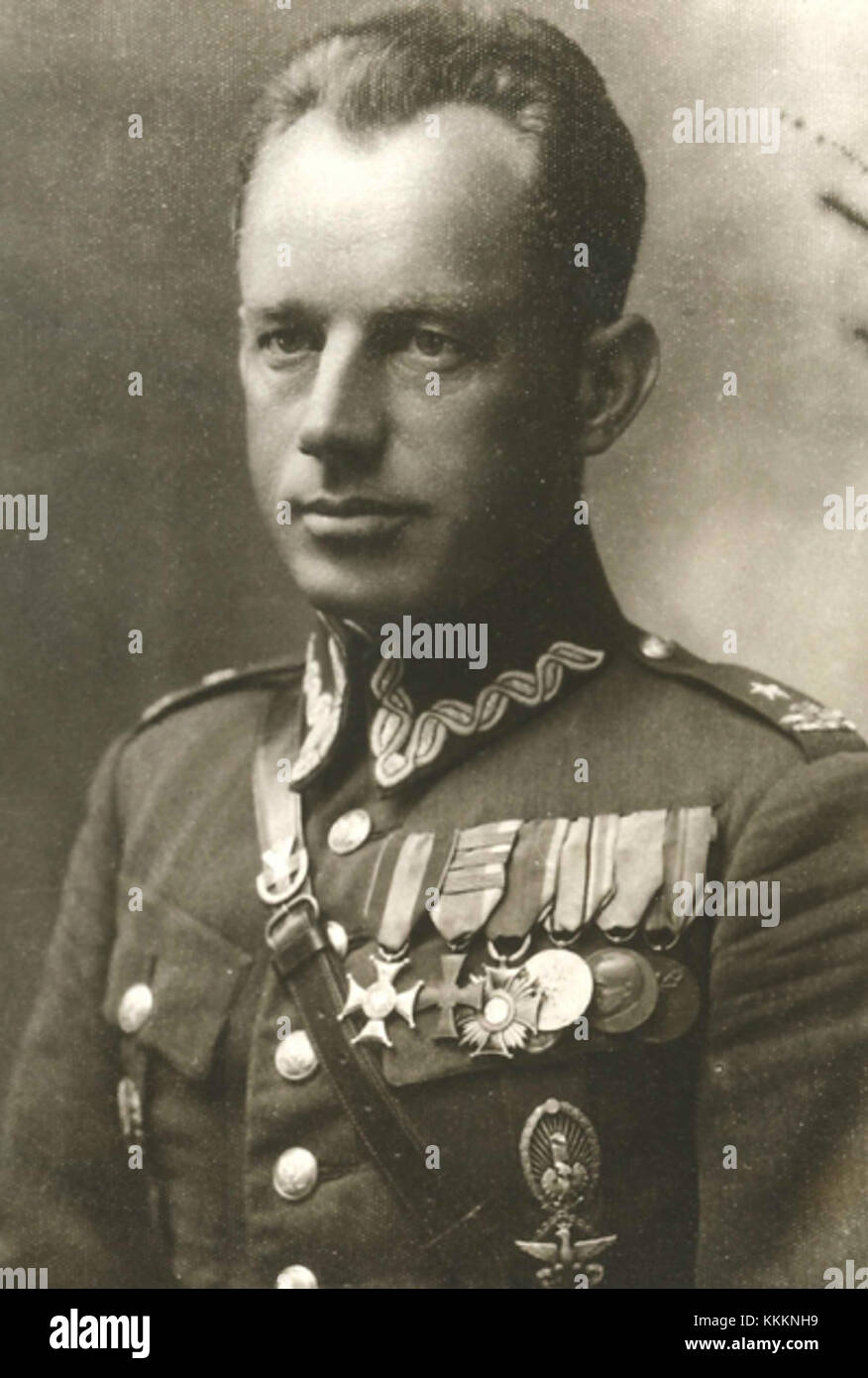 Major Paszkiewicz war eine prominente Persönlichkeit, die für seinen Militärdienst bekannt war. Seine Beiträge sind im Kontext der polnischen Militärgeschichte, insbesondere während der Kriegsoperationen, von Bedeutung. Stockfoto