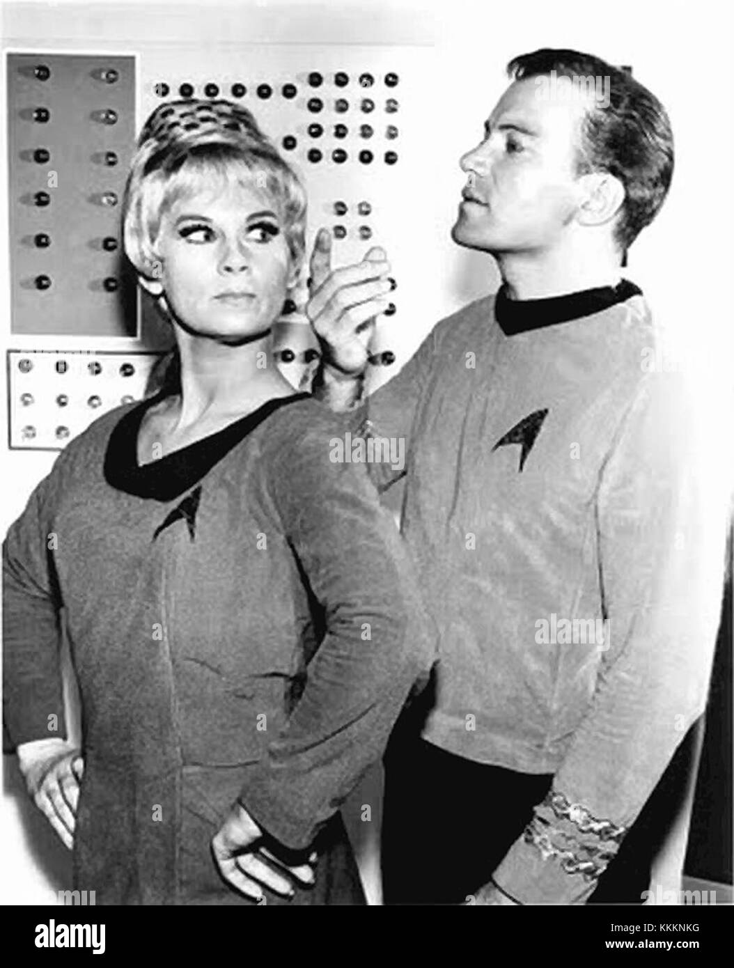 Grace Lee Whitney und William Shatner, zwei Stars aus der legendären Serie „Star Trek“, werden während der Dreharbeiten von „The Corbomite Manöver“, einer Episode aus dem Jahr 1966, dargestellt. Die Episode zeigt eine angespannte Begegnung zwischen der Besatzung des Raumschiffs Enterprise und einem fremden Schiff, was einen entscheidenden Moment in der Serie markiert. Stockfoto