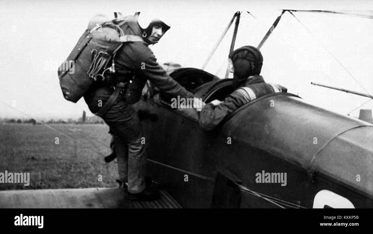 Dieses Bild zeigt einen Moment eines Fallschirmspringers in Gliwice, Polen, im Jahr 1966, bei dem ein Fallschirmspringer aus dem Flugzeug CSS-13 SP-AHK springt. Stockfoto