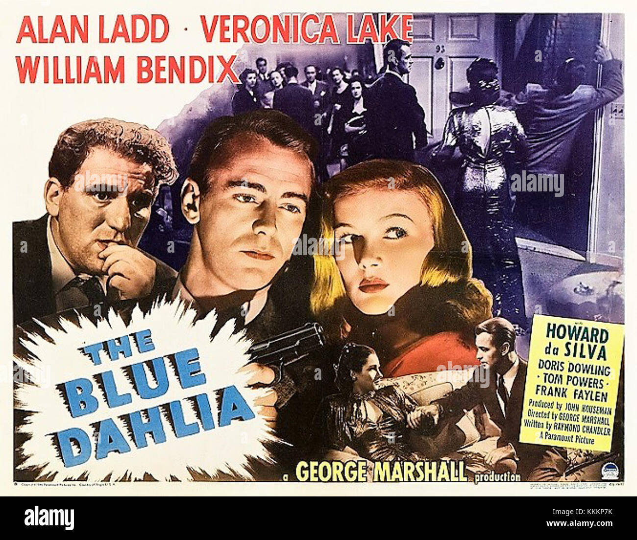 Das Plakat für „The Blue Dahlia“ aus dem Jahr 1946 wirbt für den Film, einen klassischen amerikanischen Noir-Thriller. Das Poster zeigt auffällige Designelemente, die die dunklen Themen des Films widerspiegeln und seine Besetzung, darunter Alan Ladd und Veronica Lake, in den 1940er Jahren hervorheben. Stockfoto