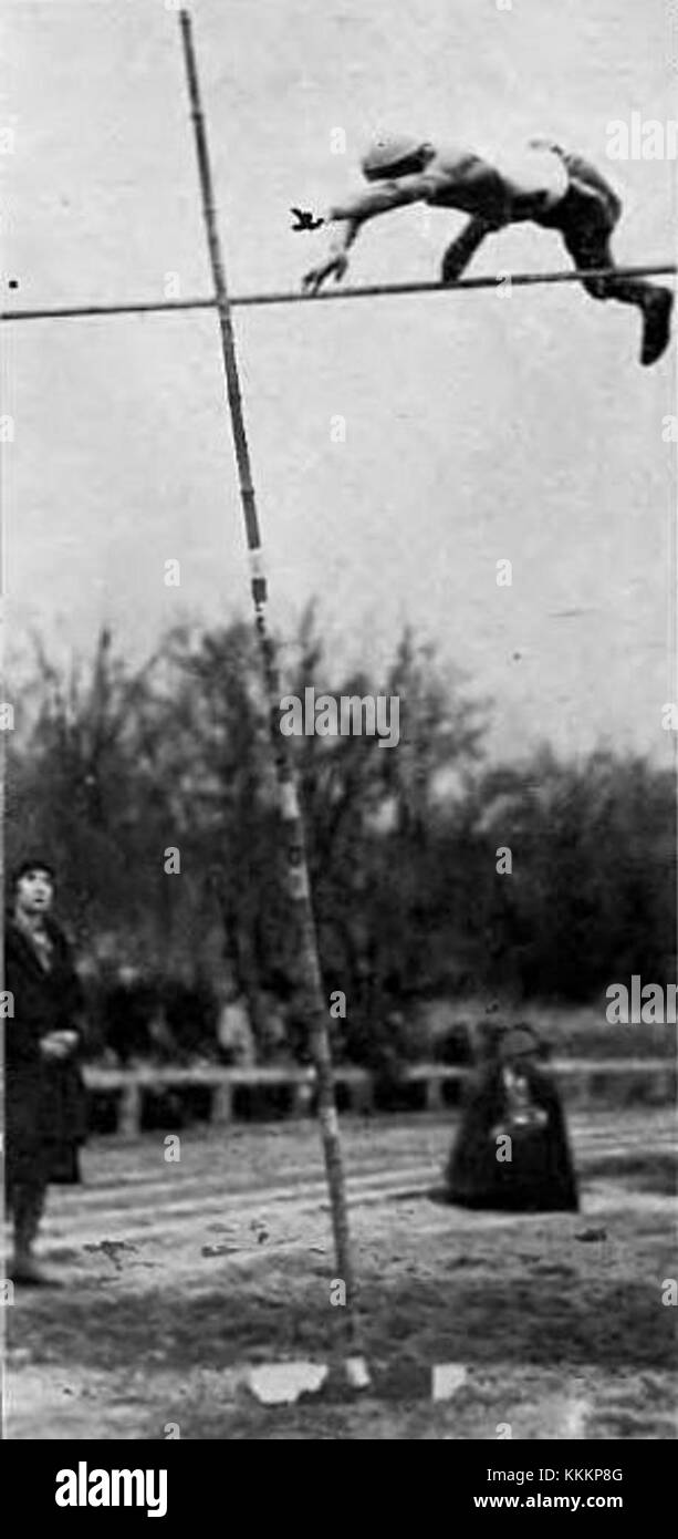 Antoni Rzepka war ein polnischer Athlet, der für seine High-Jump-Rekorde bekannt war. 1927 erreichte er einen Sprung von 3,40 Metern und setzte damit einen beachtlichen Meilenstein im Sport. Stockfoto
