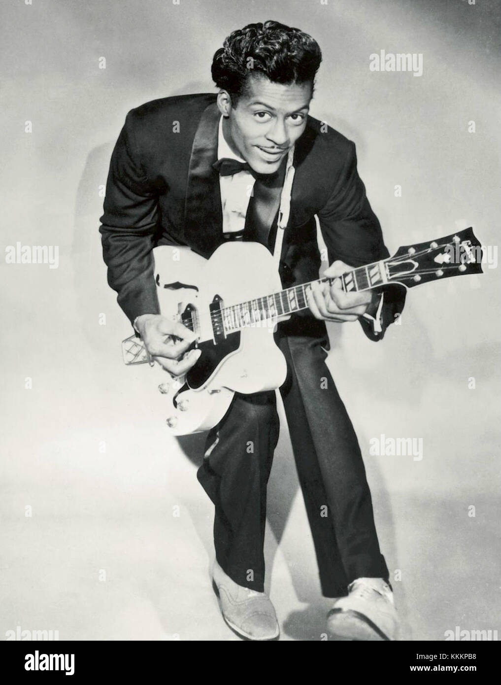 Chuck Berry, einer der Pioniere des Rock and Roll, ist in diesem Bild von 1958 festgehalten, das für sein innovatives Gitarrenspiel und seine Beiträge zur Entwicklung des Genres bekannt ist. Stockfoto
