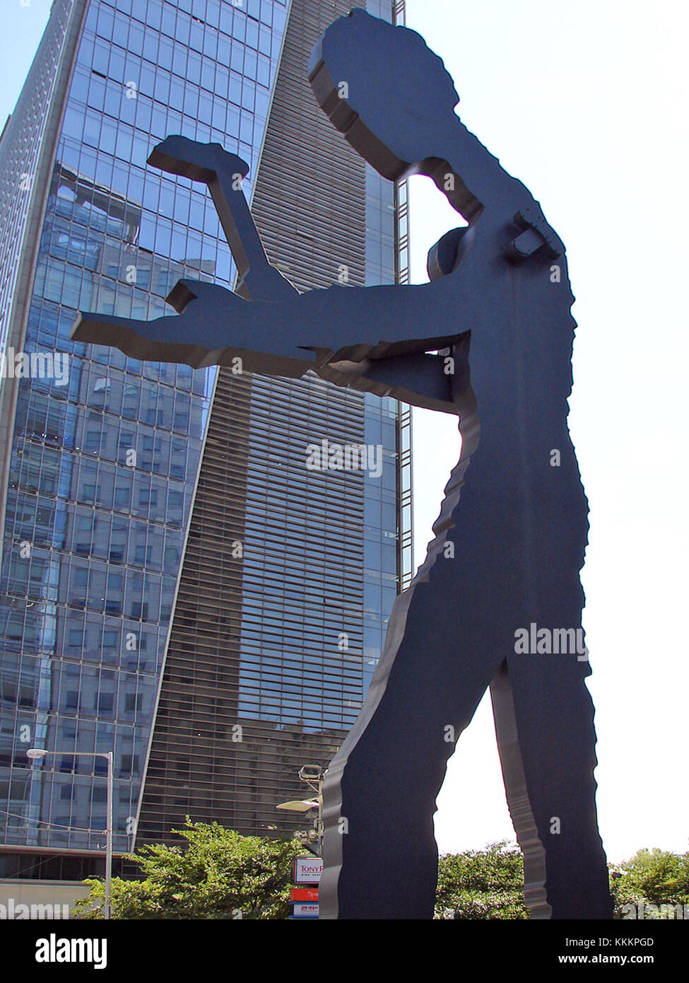 Seoul Hämmering man - der größte der Hämmering man steht 72 Meter hoch und wiegt 50 Tonnen. Der Arm des Hämmers 'hämmert' leise und sanft einmal in einer Minute alle sieben Sekunden. Korea-Seoul Hammering Man 11-00291 Stockfoto