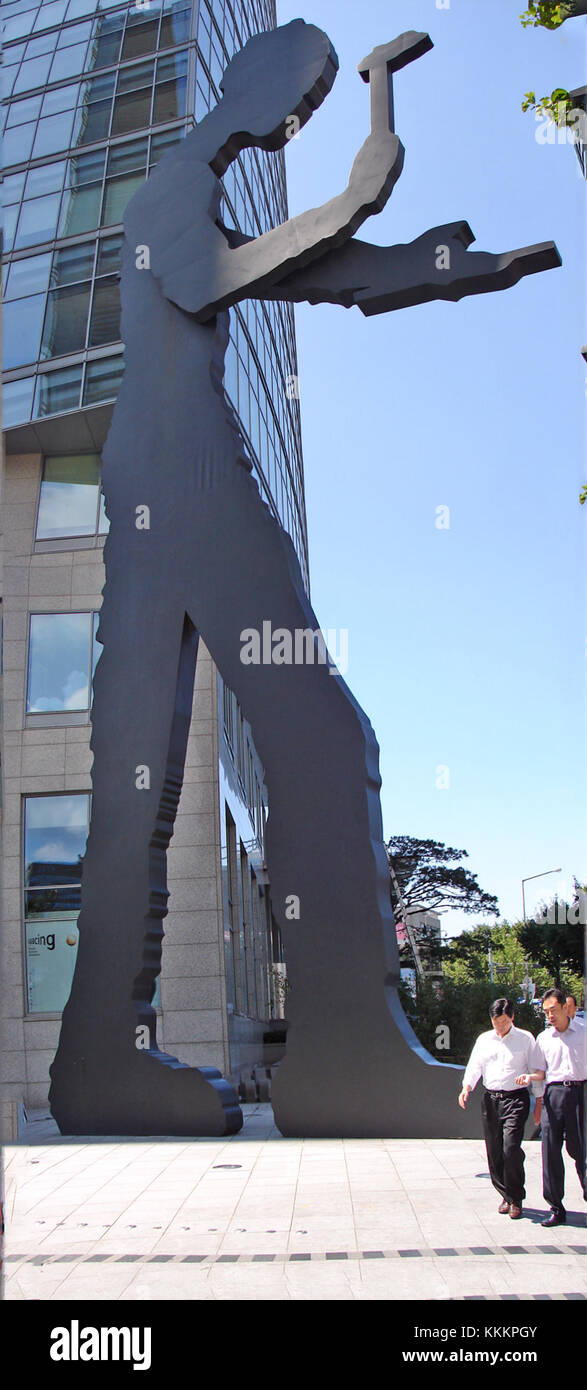 Seoul Hämmering man - der größte der Hämmering man steht 72 Meter hoch und wiegt 50 Tonnen. Der Arm des Hämmers 'hämmert' leise und sanft einmal in einer Minute alle sieben Sekunden. Korea-Seoul Hammering Man 11-00293&4 Stockfoto