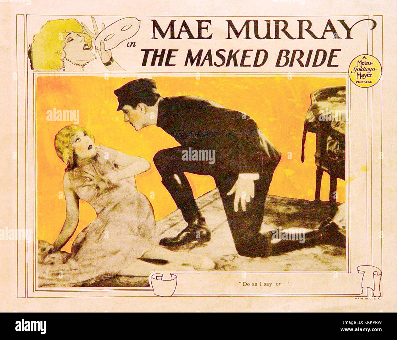 Die Foyerkarte für den Film „Masked Bride“ aus den 1960er Jahren zeigt ein ikonisches Bild aus dem Film, das das Drama und den Stil des Films zeigt. Es ist ein Beispiel für Vintage-Film-Erinnerungsstücke. Stockfoto