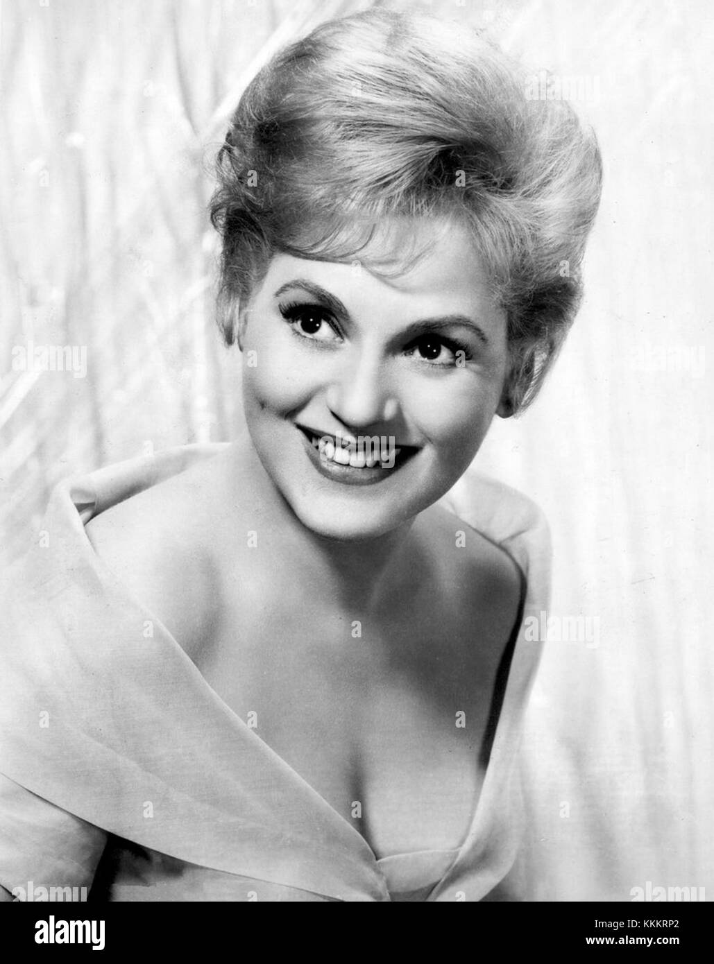 Judy Holliday war in den 1950er und 1960er Jahren eine bekannte amerikanische Schauspielerin, die für ihre komödiantischen Rollen und Auftritte bekannt war. Sie ist bekannt für ihre Rollen in Film und Theater während dieser Zeit. Stockfoto