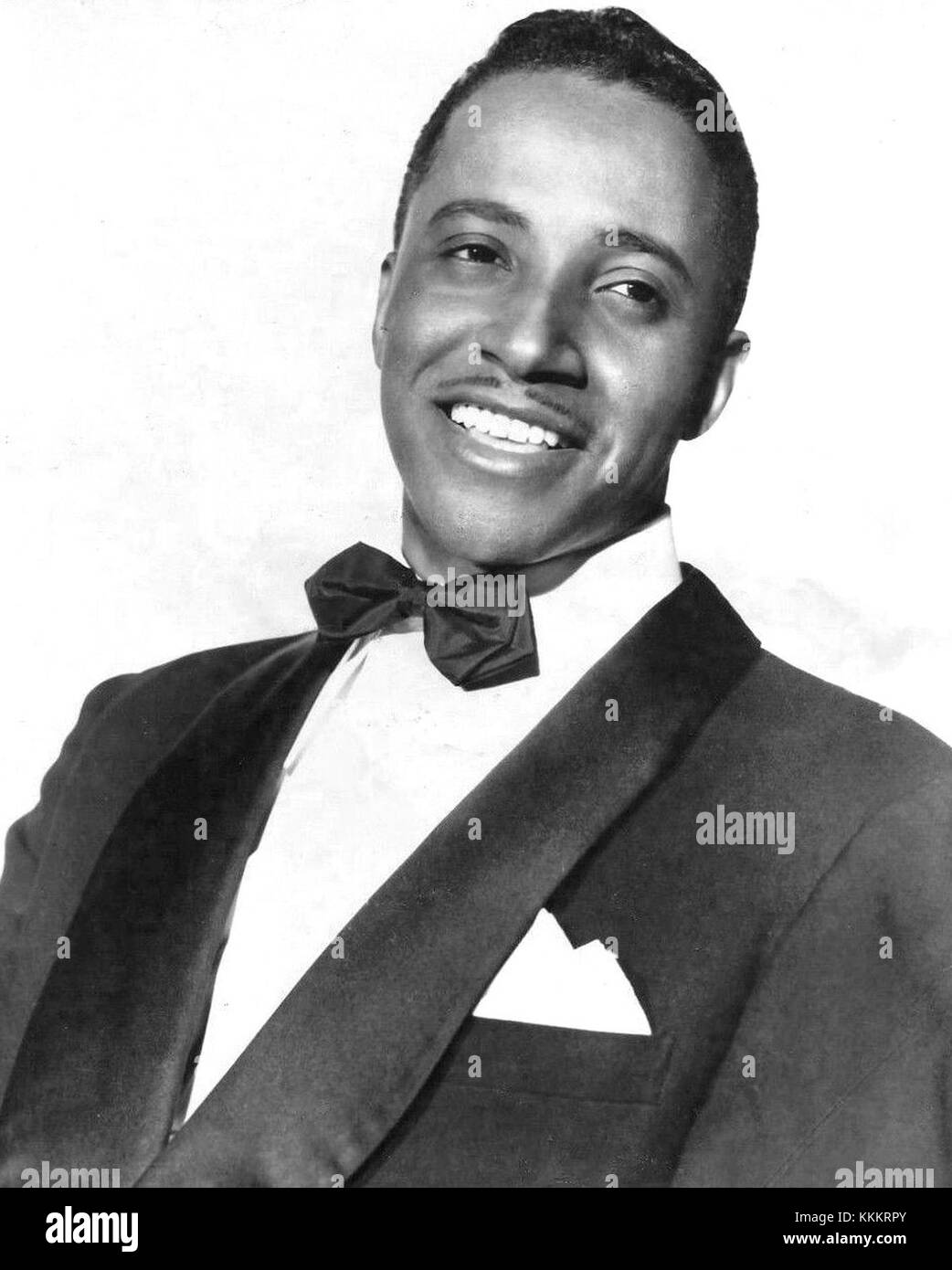 Tommy Edwards war ein US-amerikanischer Sänger, der in den 1950er Jahren für seine populäre Musik bekannt war Sein Hit „IT's All in the Game“ wurde zum Klassiker. Edwards' Musikkarriere umspannte mehrere Genres, und er gilt als einer der einflussreichsten Persönlichkeiten im frühen Pop, Rhythmus und Blues. Stockfoto