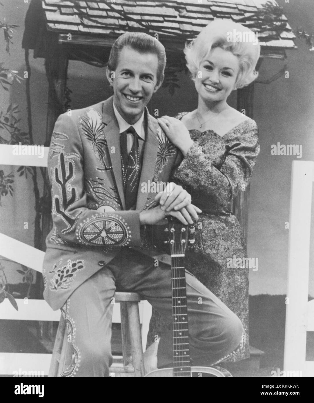Porter Wagoner und Dolly Parton, Country-Musik-Ikonen, wurden 1969 zusammen fotografiert, was ihre einflussreiche Partnerschaft in diesem Genre während dieser Zeit widerspiegelt. Stockfoto