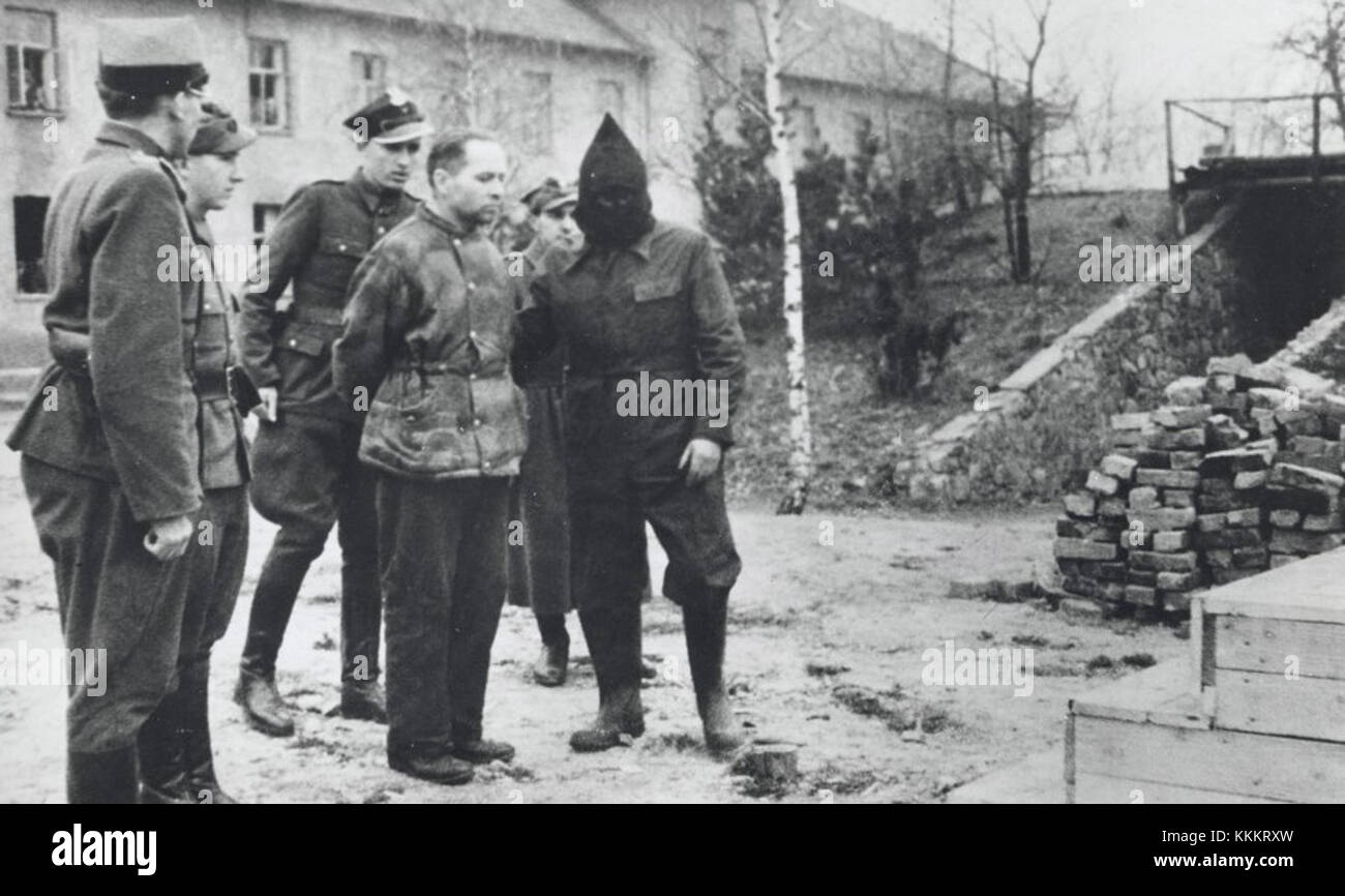 Rudolf Höss war der berüchtigte Nazi-Offizier, der als erster Kommandant des Konzentrationslagers Auschwitz diente. Das Bild zeigt Höss neben Henkern, was seine Rolle bei den schrecklichen Operationen während des Holocaust unterstreicht. Stockfoto