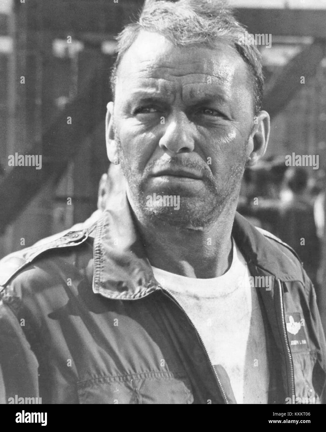 Frank Sinatra spielt die Hauptrolle in „von Ryan's Express“, einem Kriegsfilm aus dem Jahr 1965 über die Flucht einer Gruppe alliierter Gefangener aus einem deutschen Kriegsgefangenenlager. Sinatra spielt die Hauptrolle als Captain Ryan, der den Fluchtversuch leitet. Stockfoto