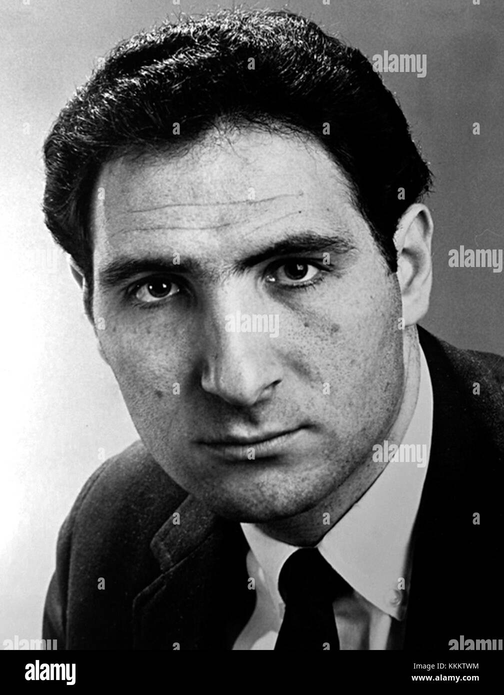 Judd Hirsch, ein US-amerikanischer Schauspieler, wird 1967 in den frühen Stadien seiner Karriere fotografiert. Hirsch wurde durch seine Rollen in Fernsehen und Film bekannt und erlangte Anerkennung für seine Vielseitigkeit sowohl in dramatischen als auch in komödiantischen Rollen. Stockfoto